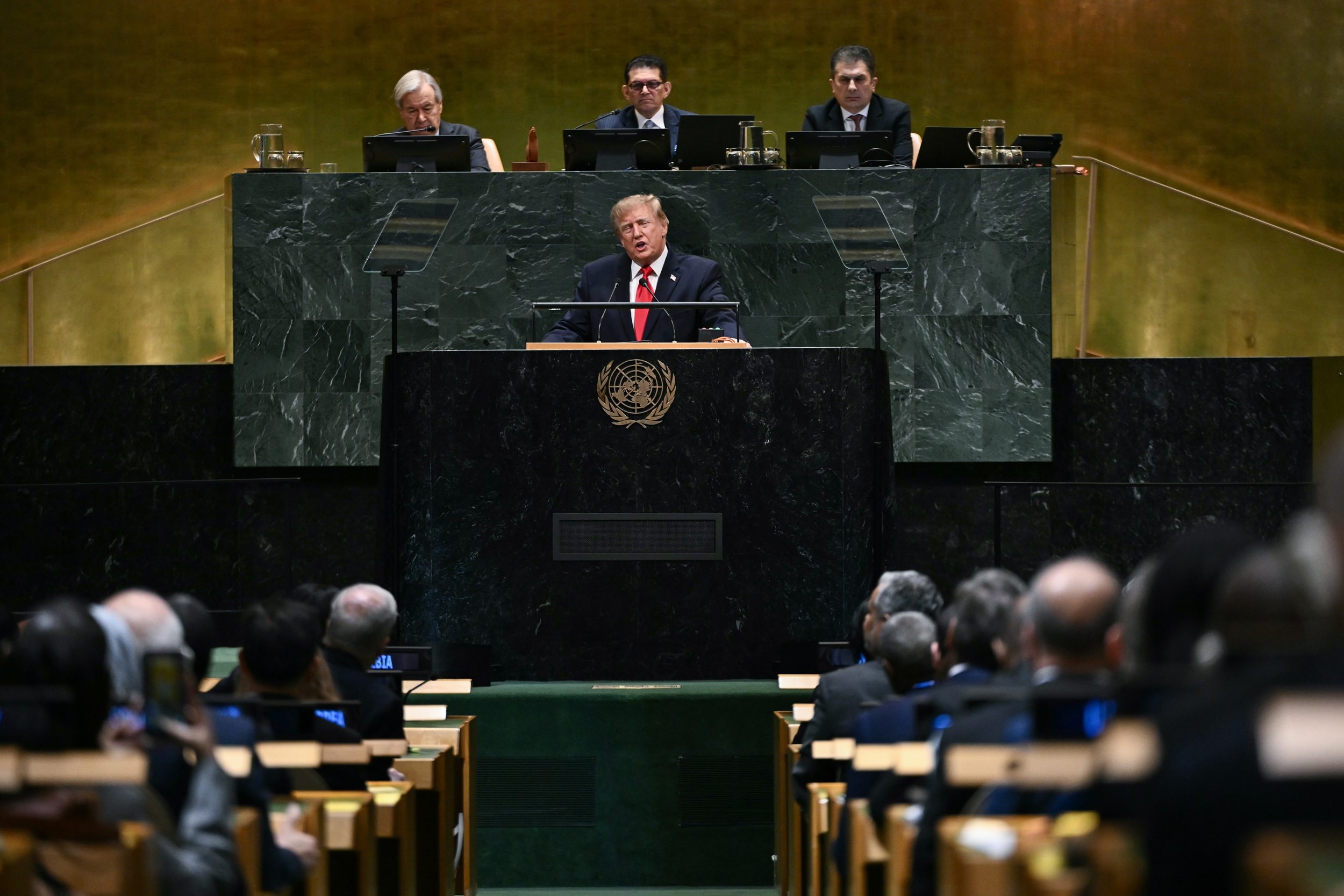 O presidente Donald Trump fala na sede das Nações Unidas na cidade de Nova York durante a 81ª Assembleia Geral na terça-feira. Crédito: Brendan Smialowski/Getty Images