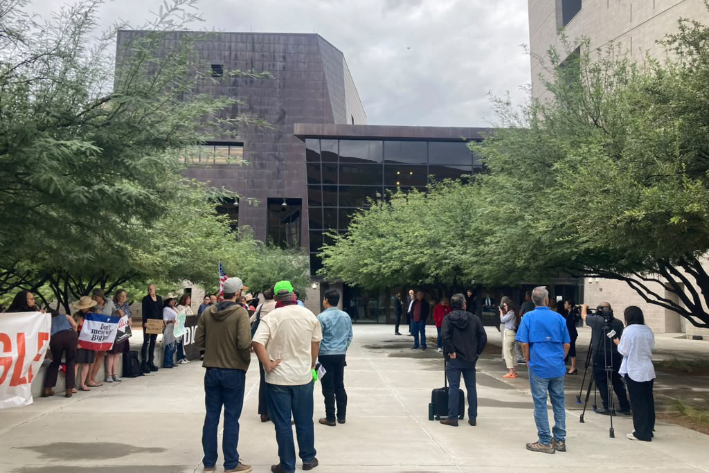 Pessoas que se opõem a um muro de fronteira em Big Bend se reúnem em frente ao tribunal federal em El Paso na sexta-feira. Crédito: Martha Pskowski/Naturlink