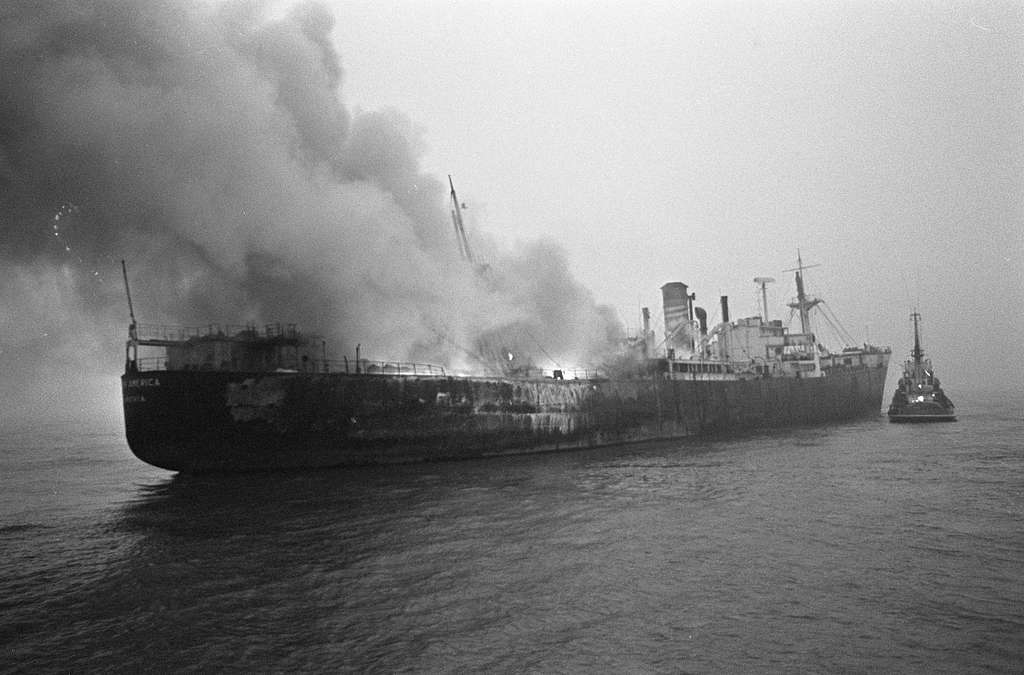 Um incêndio assola o SS South America em Rotterdam em 1966. Crédito: Sepia Times, NY Daily News, Evers, Joost/Anefo