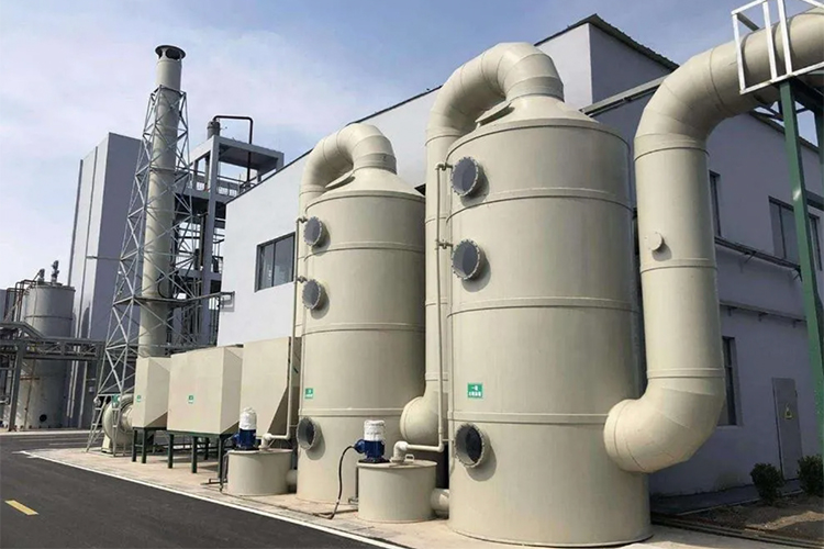 Um purificador úmido industrial em uma fábrica de farinha de peixe remove compostos tóxicos e malcheirosos dos gases de exaustão para reduzir a poluição. Crédito: Botou Ever Lucky Machinery