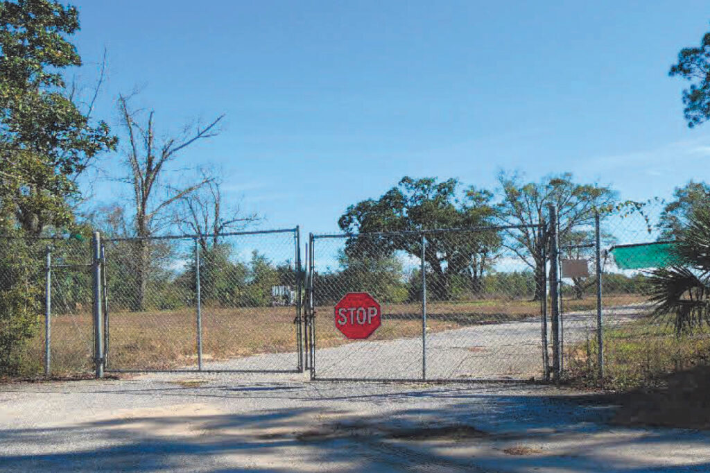 A entrada das antigas instalações da Escambia Wood Treating Company em Beggs Lane. Crédito: EPA