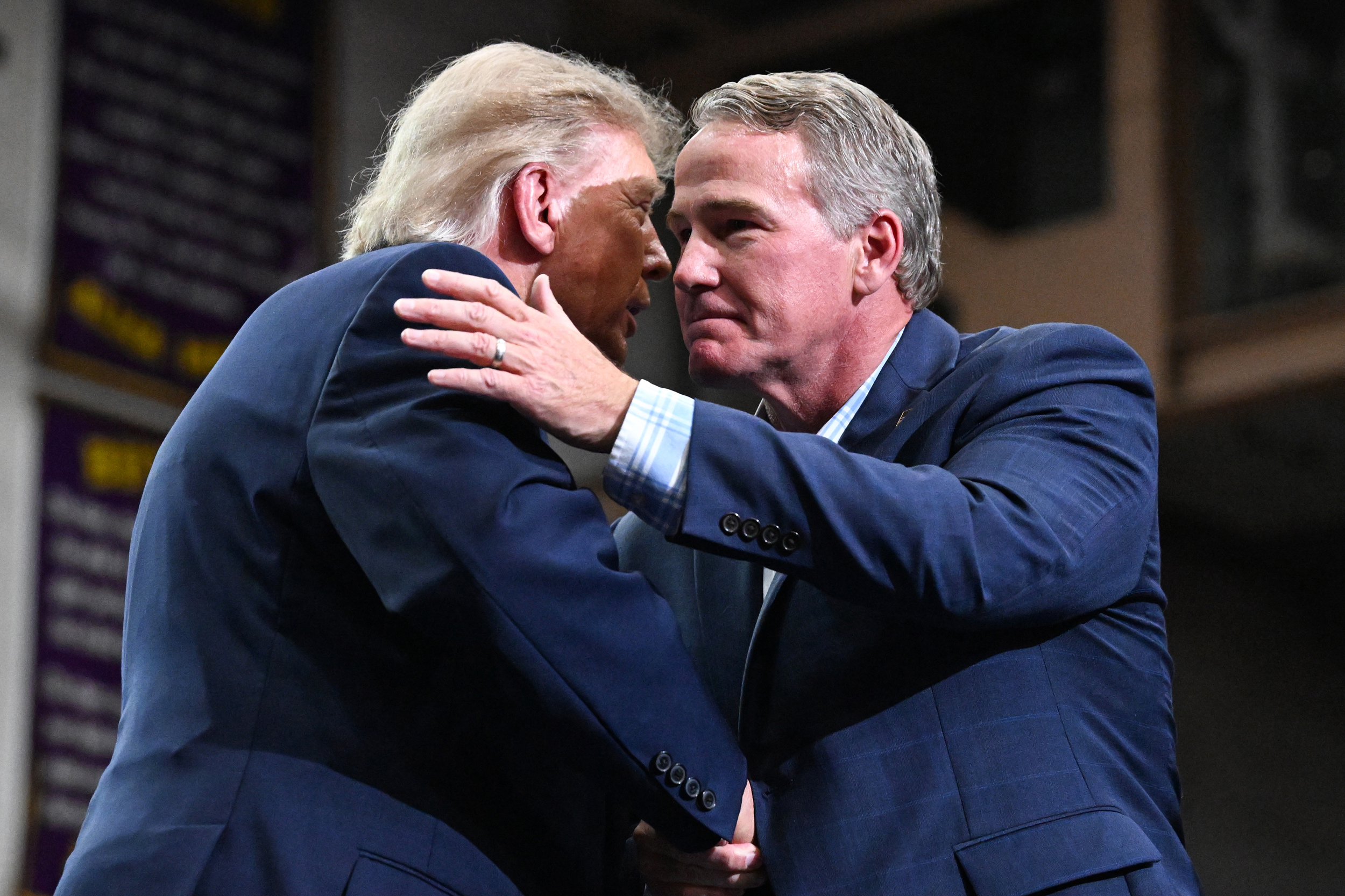 O presidente Donald Trump aperta a mão do senador norte-americano Jon Husted durante um comício de campanha em 3 de outubro em Vandalia, Ohio. Crédito: Roberto Schmidt/Getty Images