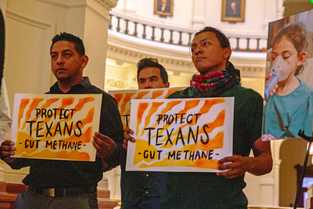Manifestantes da Texas Methane Network, uma coalizão de grupos ambientalistas no estado, realizaram uma manifestação na capital do estado em 10 de setembro de 2025. Crédito: Dylan Baddour/Naturlink