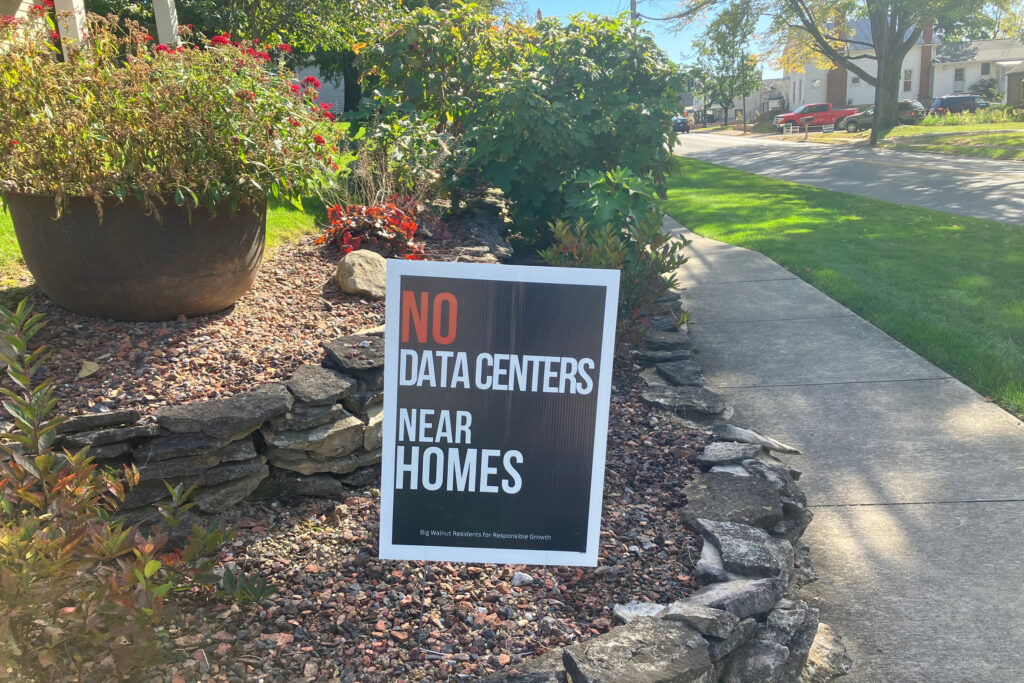 Uma placa na North Columbus Street, em Sunbury, Ohio, cidade que em breve votará uma medida que proibiria grandes data centers. Crédito: Dan Gearino/Naturlink
