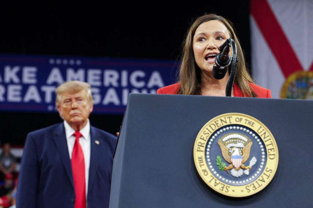 A senadora americana Ashley Moody fala ao lado do presidente Donald Trump durante um comício eleitoral na Florida Gulf Coast University em 23 de outubro em Fort Myers. Crédito: Alex Wong/Getty Images