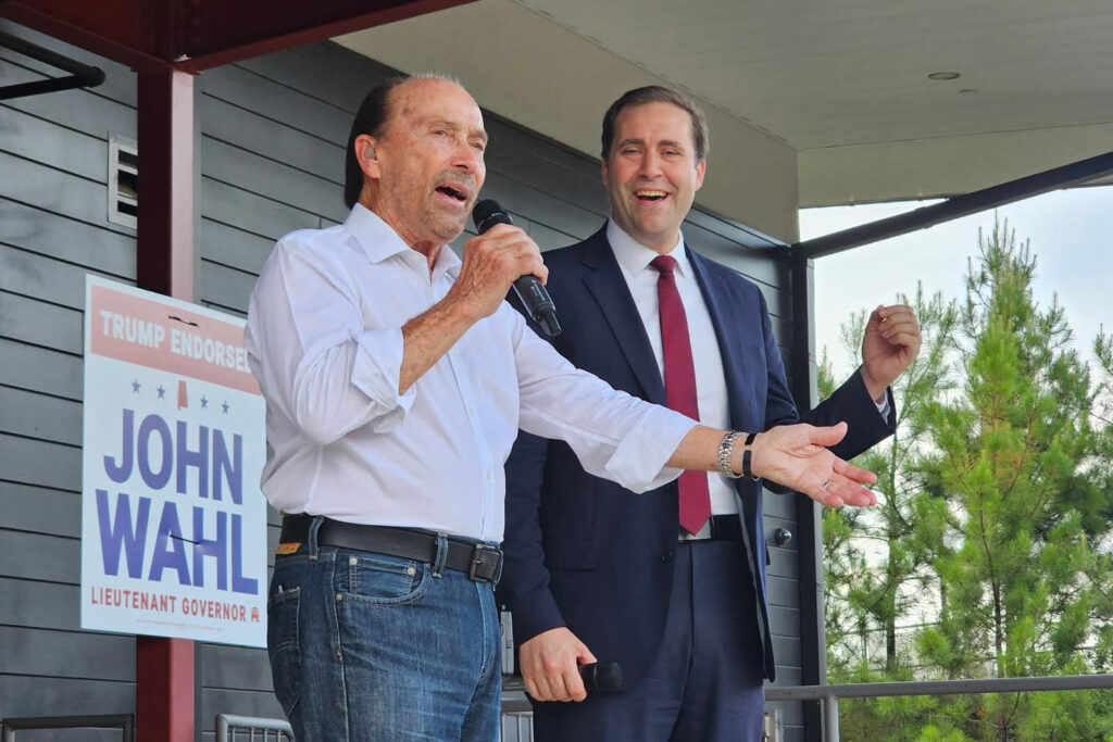 John Wahl (à direita) aparece no palco com o cantor Lee Greenwood. Crédito: Foto cortesia