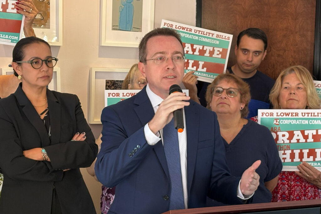O democrata Jonathon Hill, candidato à Comissão Corporativa do Arizona, fala em uma entrevista coletiva pedindo à comissão que inicie uma investigação sobre como os data centers estão aumentando as contas de serviços públicos dos clientes do Arizona Power Service. Crédito: Wyatt Myskow/Naturlink