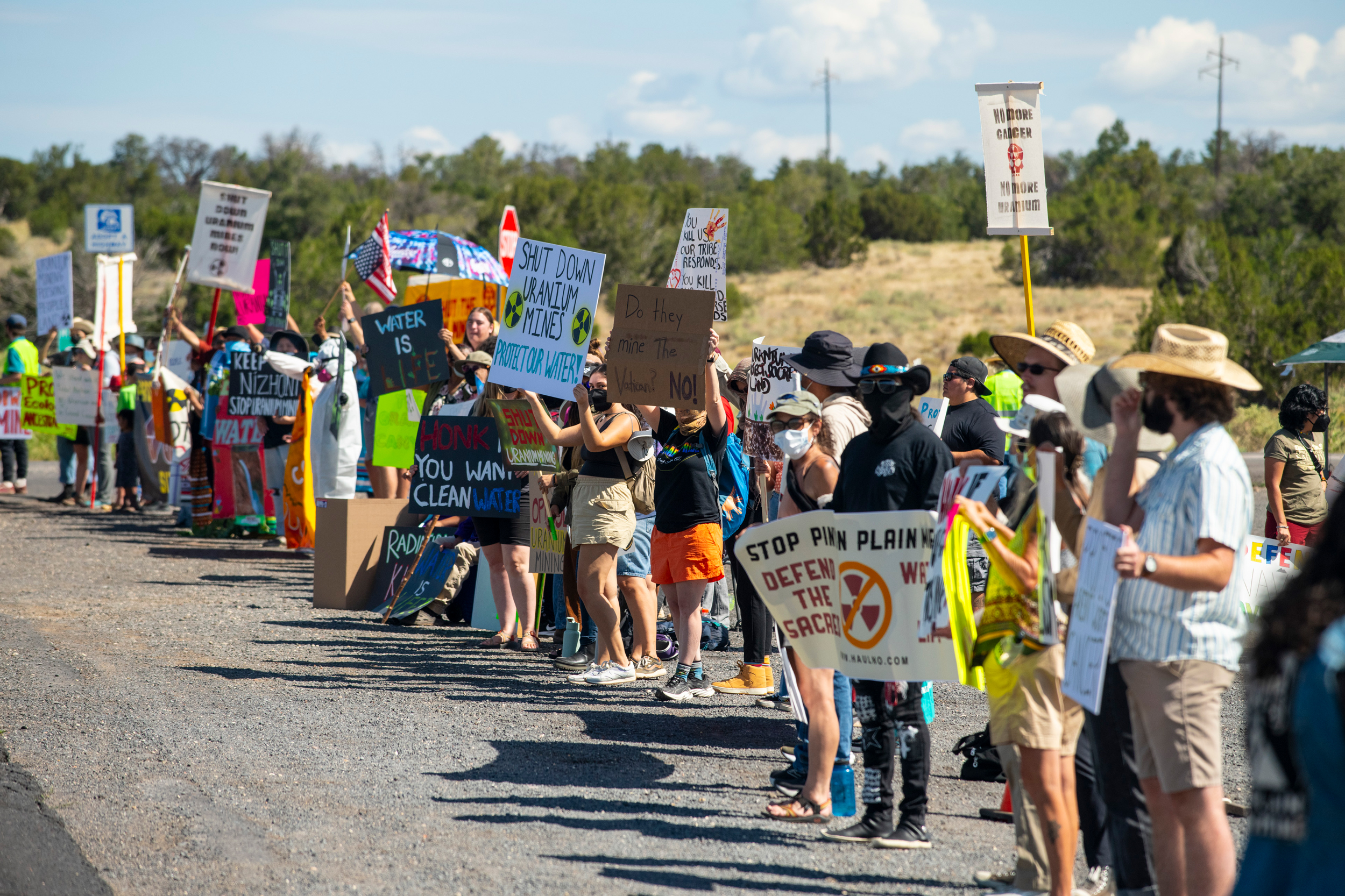 Os manifestantes expressam sua oposição ao transporte de urânio da mina Pinyon Plain, no Arizona. Crédito: Blake McCord
