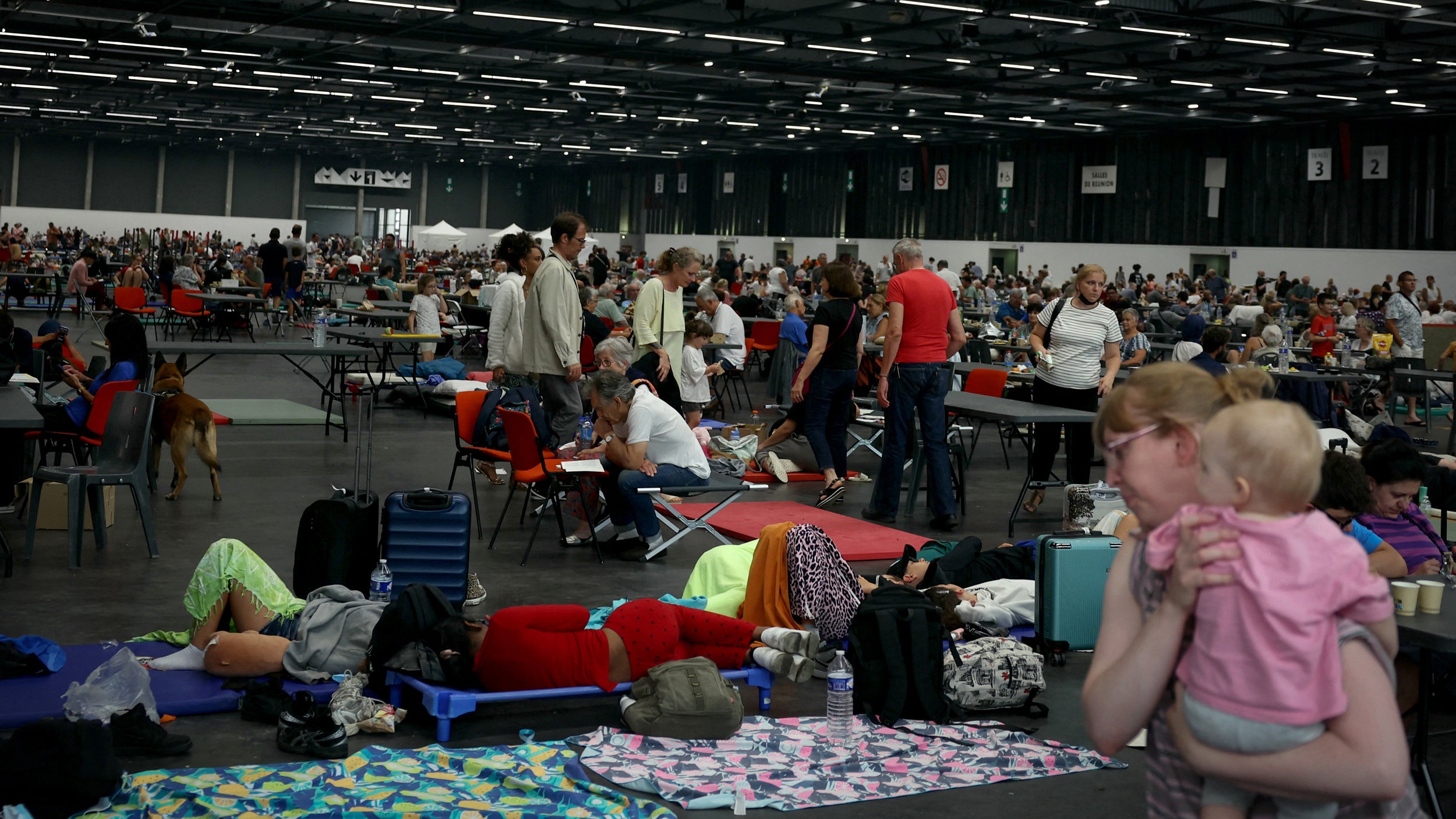 Pessoas evacuadas devido a incêndios florestais abrigaram-se no Parc des Expositions em 25 de julho em Bordeaux, França. Crédito: Alain Jocard/AFP via Getty Images
