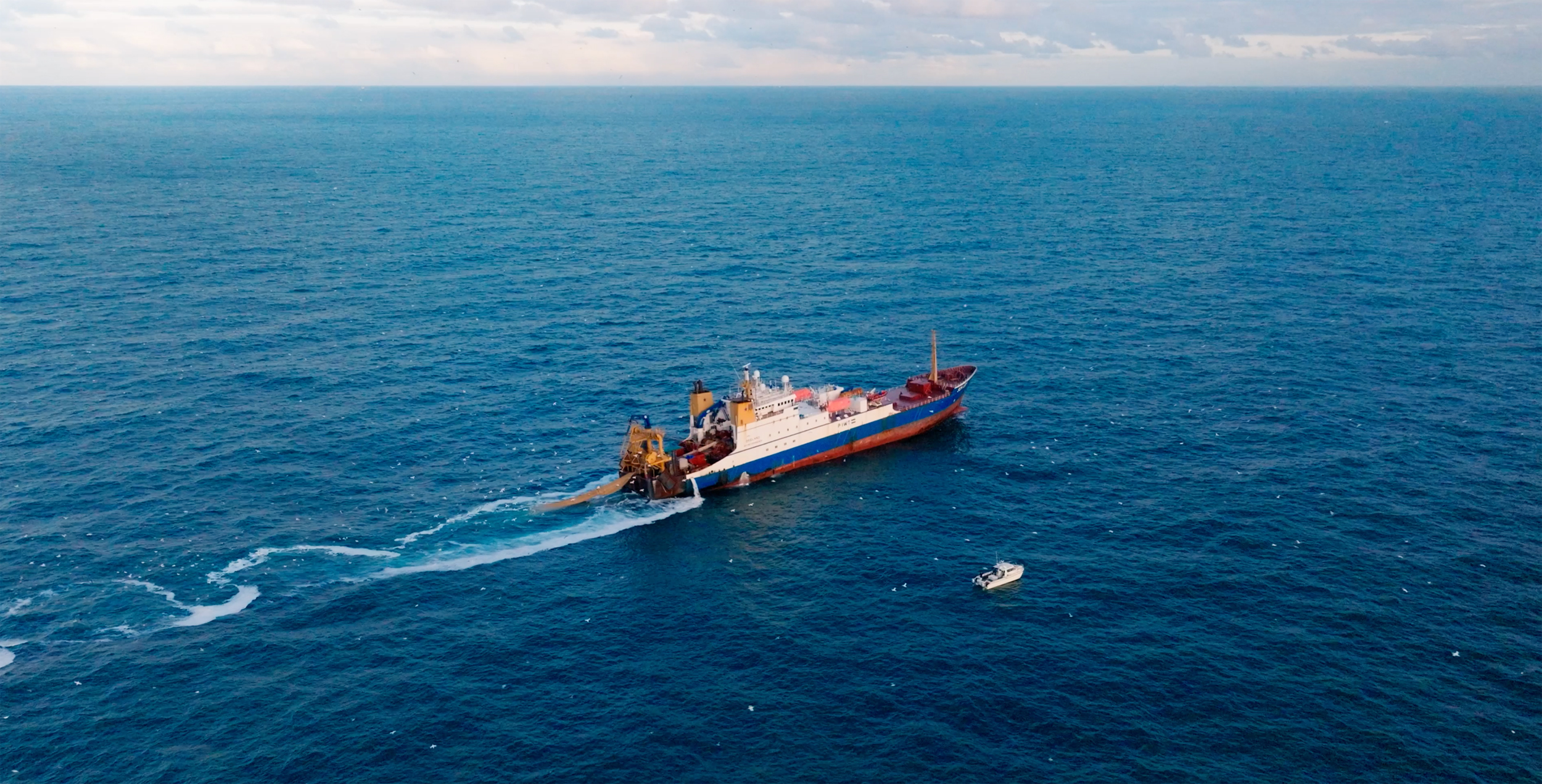 O navio holandês Zeeland, de 370 pés, pesca ao lado de uma embarcação de 35 pés. Crédito: FLOR