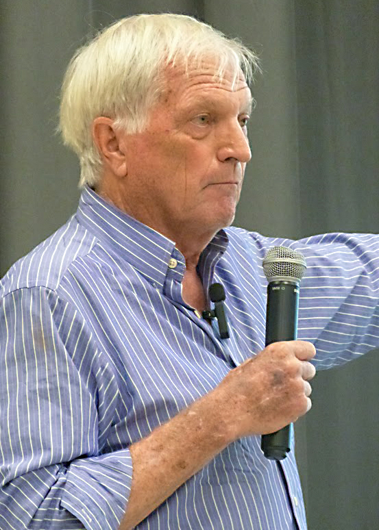 O deputado americano Mark DeSaulnier, um democrata com quatro refinarias em seu distrito, realiza uma reunião na prefeitura na quinta-feira em Martinez, Califórnia, para ouvir as preocupações dos residentes sobre a segurança das refinarias. Crédito: Liza Gross/Naturlink
