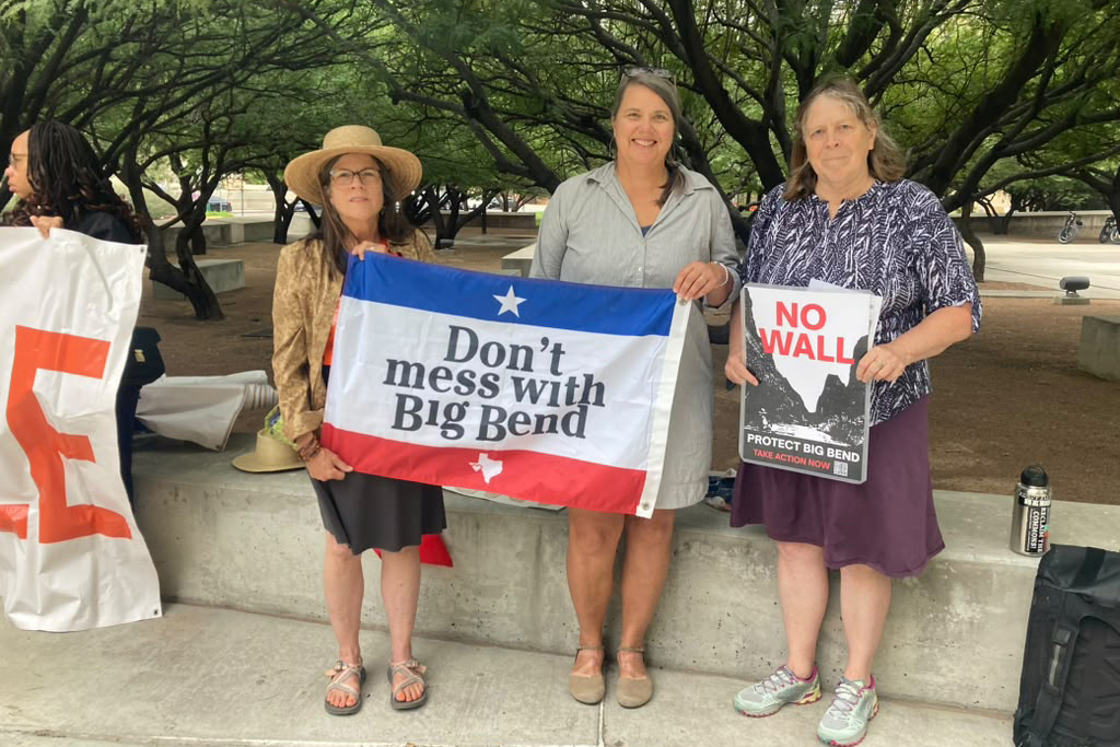 Pessoas que se opõem a um muro de fronteira em Big Bend se reúnem em frente ao tribunal federal em El Paso na sexta-feira. Crédito: Martha Pskowski/Naturlink