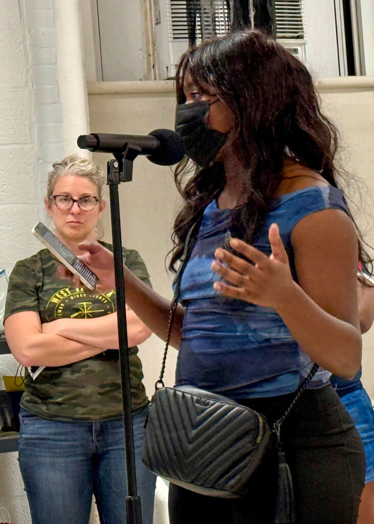 Shashawnda Campbell, do South Baltimore Community Land Trust, dirige-se aos reguladores de Maryland durante a audiência pública de 1º de outubro sobre as renovações de licenças da WIN Waste em Curtis Bay. Crédito: Aman Azhar/Naturlink
