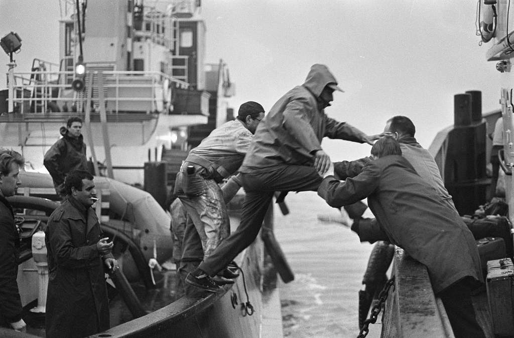 Uma tripulação abandona o navio enquanto o SS South America pega fogo em Rotterdam em 1966. Crédito: Sepia Times, NY Daily News, Evers, Joost/Anefo